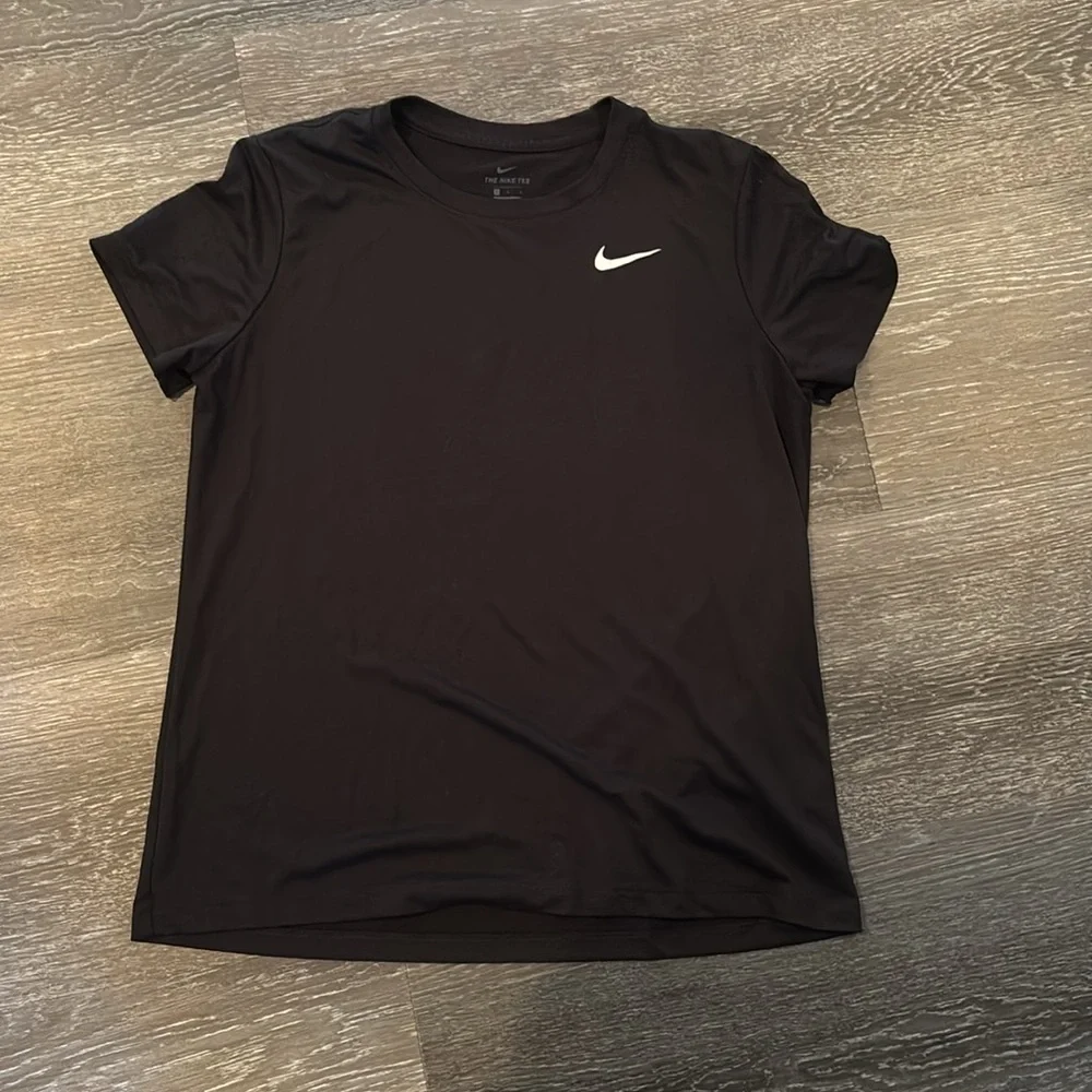 Nike Legend Women’s a training t-shirt Size L